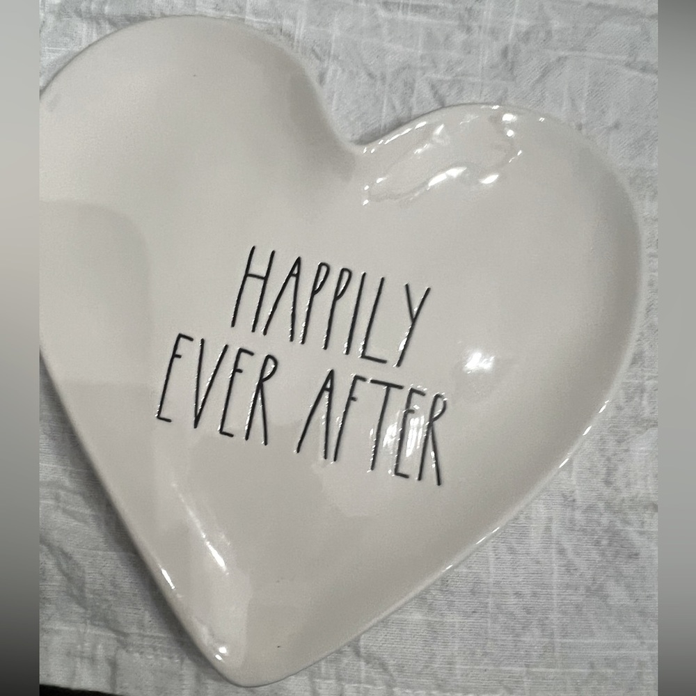NWT Rae Dunn HAPPILY EVER AFTER heart plate
